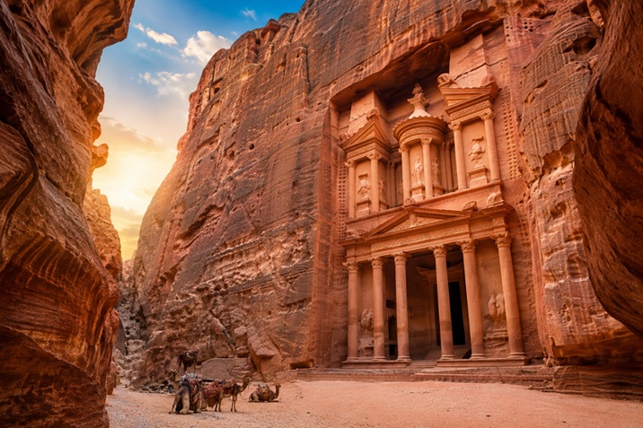 Nel cuore del deserto della Giordania, nascosta tra montagne di arenaria dalle sfumature
